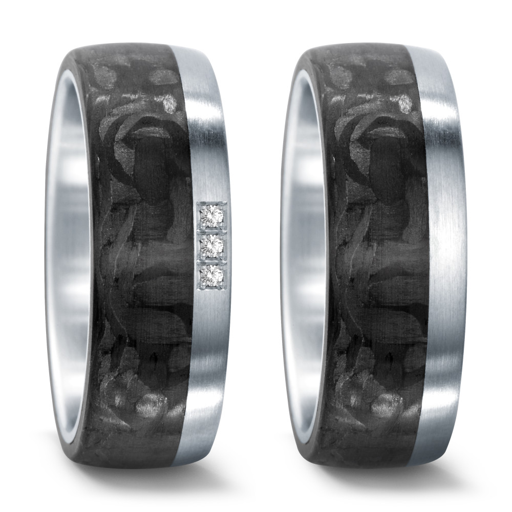 Partnerring Moderner Damen-Partnerring aus robustem Edelstahl kombiniert mit edlem Carbon. Veredelt wird der Ring durch drei funkelnde Diamanten, die für zeitlose Eleganz sorgen. Ein stilvolles Symbol für Verbundenheit und Stil – perfekt für besondere Momente.