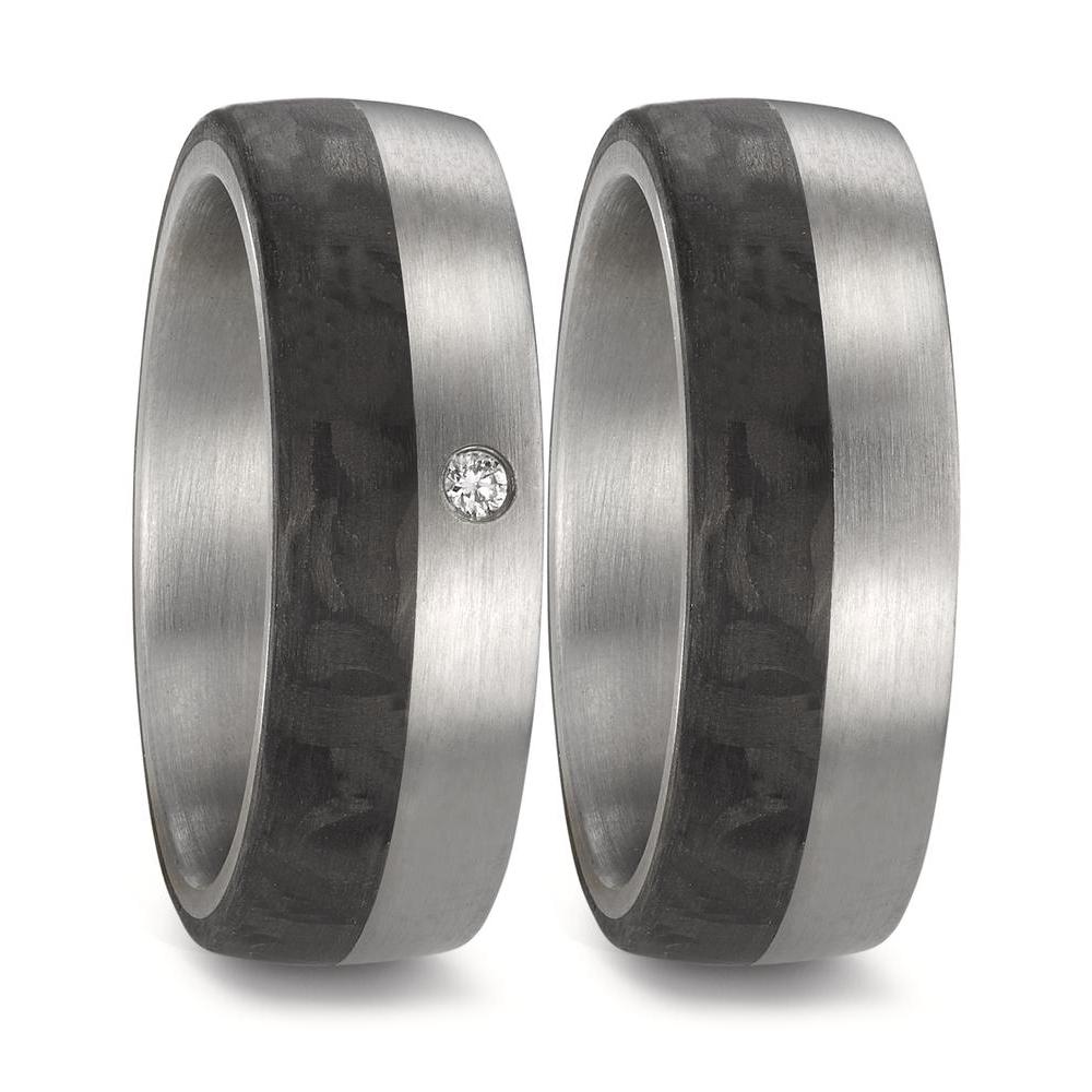 Partnerring Dieser Partnerring von TeNo vereint die Stärke von Edelstahl mit der Eleganz von schwarzem Carbon. Die leicht bombierte Innen- und Aussengestaltung des markanten 6,5 mm breiten Rings sorgt für Tragekomfort, während die mattierte Oberfläche des Edelstahls einen subtilen Glanz bietet. Das Carbon präsentiert sich mit einer wolkigen Textur, die jedem Ring einen einzigartigen Charakter verleiht. Als Highlight ist im Damenring ein funkelnder Diamant eingefasst. Hergestellt in Deutschland, symbolisiert dieser Partner-/Freundschafts-Ring die perfekte Verbindung von Innovation und Tradition. 