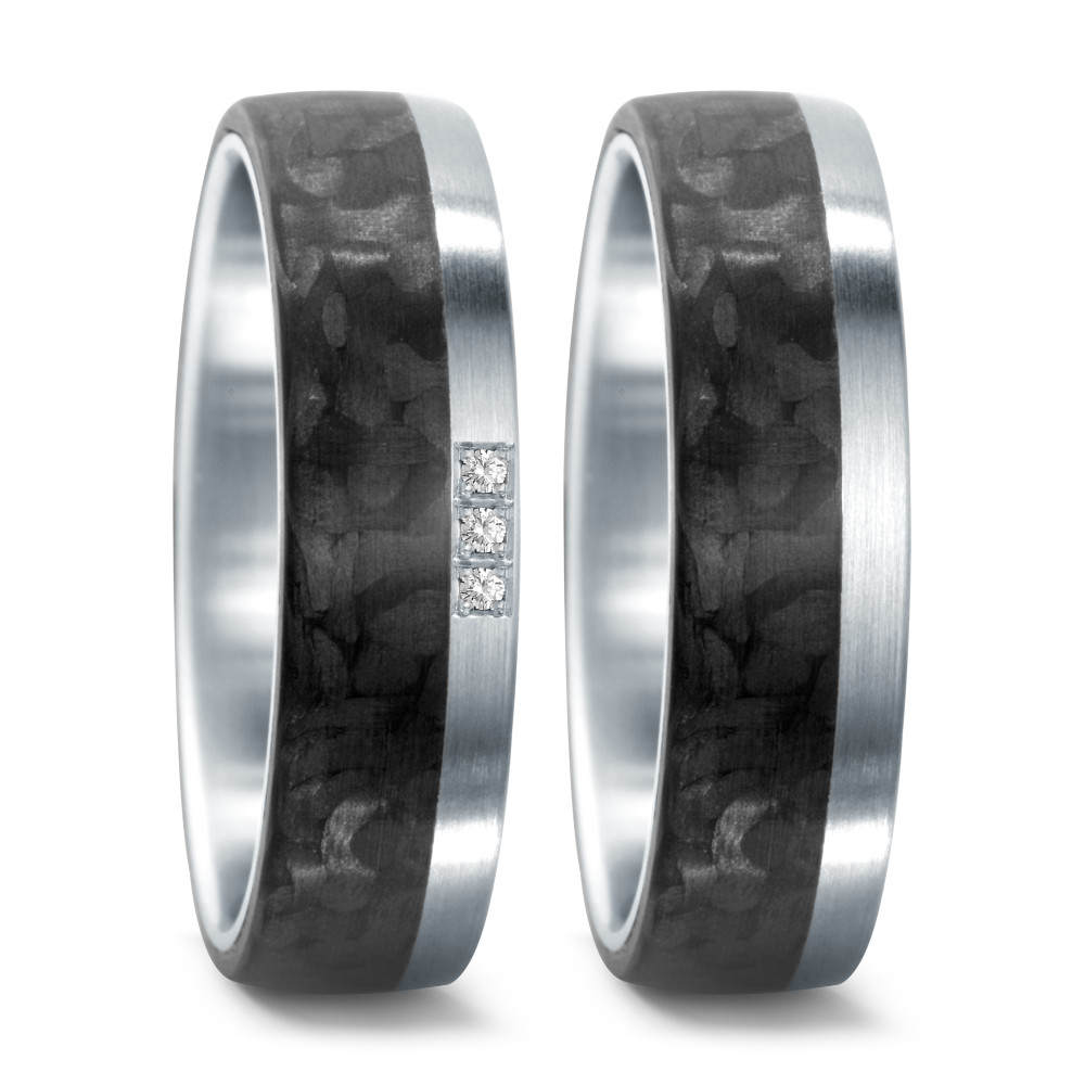 Partnerring Eleganter Damen-Partnerring aus hochwertigem Edelstahl kombiniert mit edlem Carbon. Veredelt wird der Ring durch drei funkelnde Diamanten, die ihm eine zeitlose und moderne Note verleihen. Ideal als Symbol für Verbundenheit und Stil.