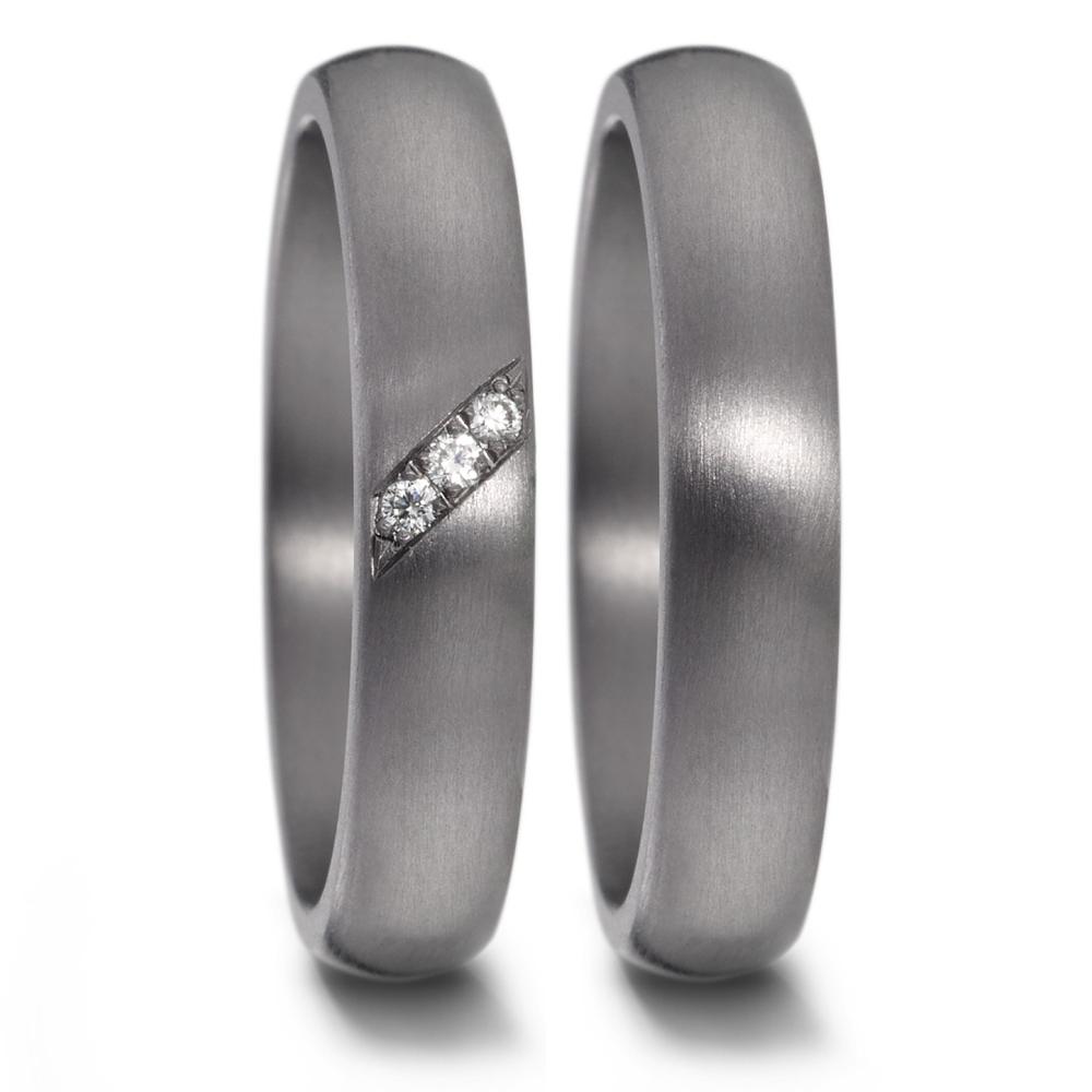 Partnerring Eleganter Damen-Partnering aus 999 Tantal, mattiert für ein modernes Design. Veredelt mit drei funkelnden Diamanten, symbolisiert er zeitlose Verbundenheit. Hypoallergen, kratzfest und angenehm zu tragen – der perfekte Ring für besondere Momente und die Ewigkeit.