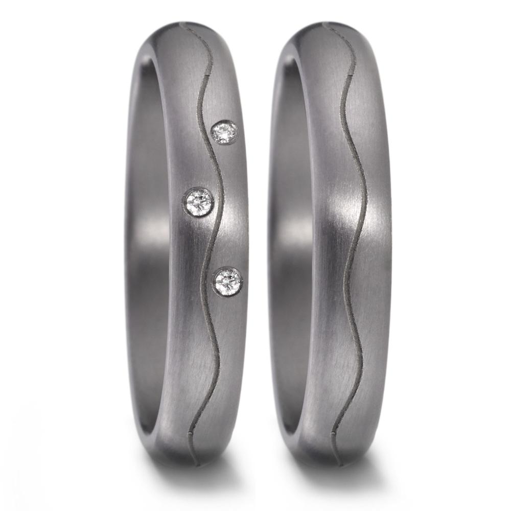 Fingerring Eleganter Damenring aus Tantal mit einer feinen Wellenlinie, veredelt durch drei funkelnde Diamanten. Das matte Finish verleiht dem Ring eine moderne, edle Ausstrahlung. Ein zeitloses Schmuckstück für besondere Anlässe oder den täglichen Luxus.