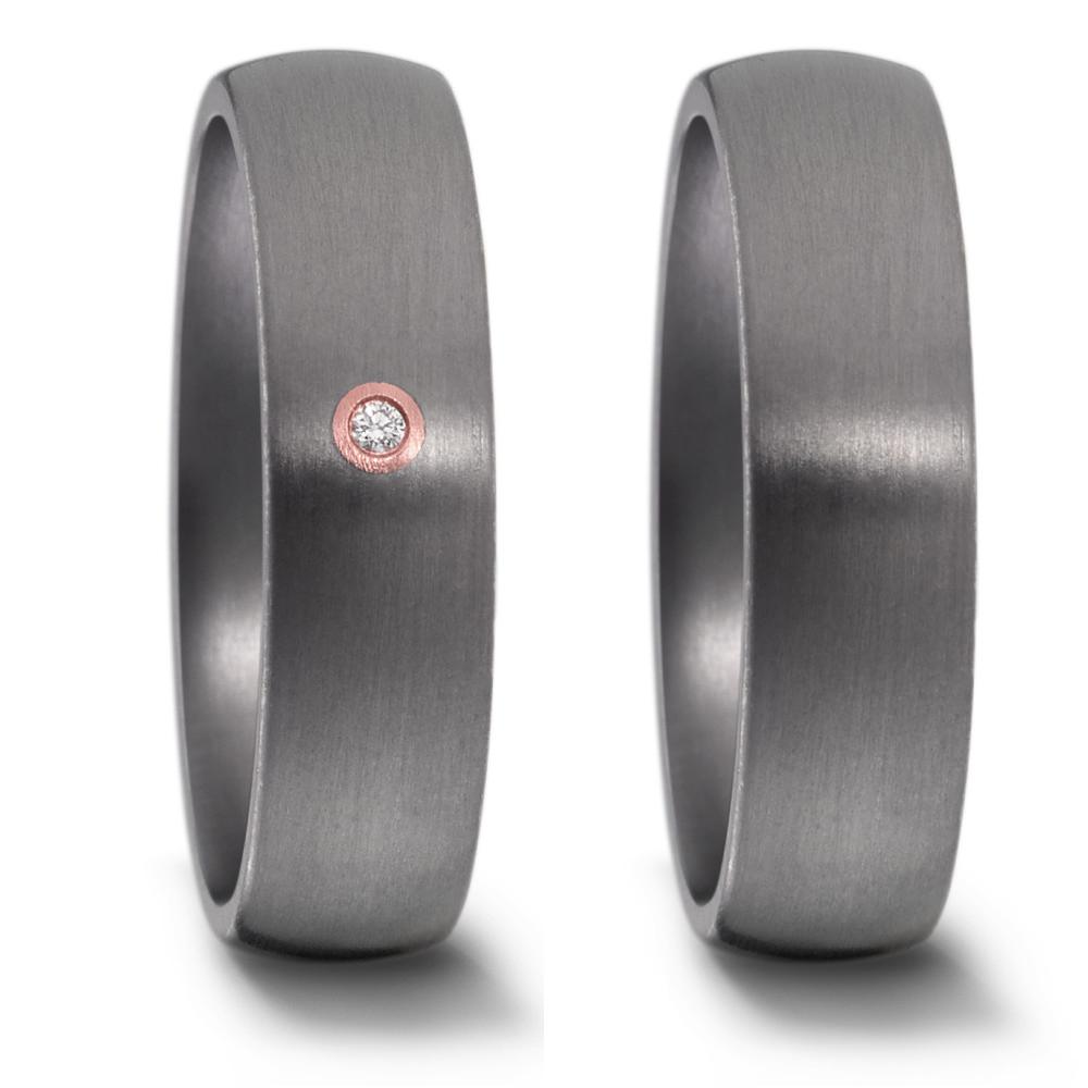 Partnerring Geschaffen für die Ewigkeit - stark, beständig und kostbar! Tantal ist ein äusserst selten vorkommendes, grafitgraues und extrem hartes Metall. Partner- und Trauringe aus Tantal sind ideal für alle Individualisten und kreative Paare, für die Platin und Gold einfach zu gewöhnlich sind. Die dunkleren Tantalringe lassen Diamanten und alle Goldtöne besonders schön strahlen. 