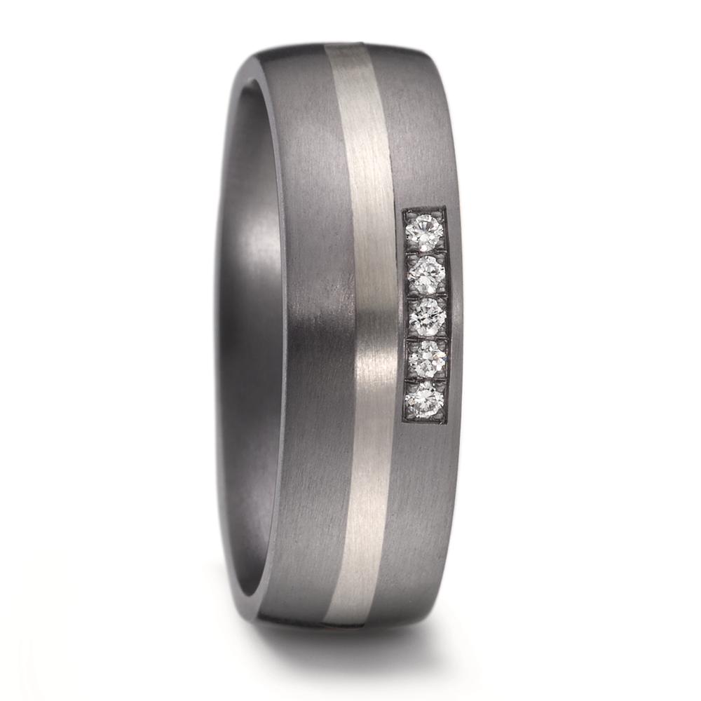 Partnerring Geschaffen für die Ewigkeit  stark, beständig und kostbar! Tantal ist ein äusserst selten vorkommendes, grafitgraues und extrem hartes Metall. Partner- und Trauringe aus Tantal sind ideal für alle Individualisten und kreative Paare, für die Platin und Gold einfach zu gewöhnlich sind. Die dunkleren Tantalringe lassen Diamanten und alle Goldtöne besonders schön strahlen. 59615/003/005/XU00