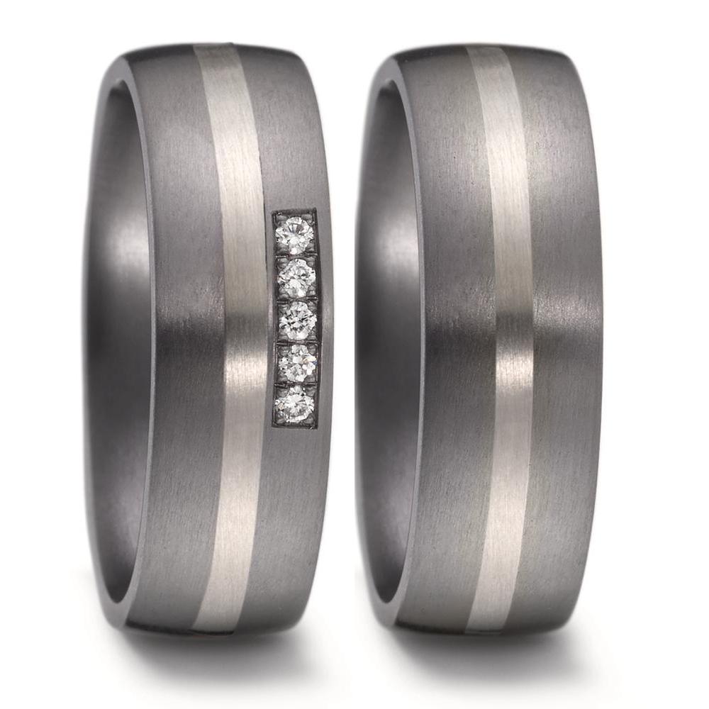 Partnerring Eleganter Damen Partnerring aus robustem Tantal mit einem edlen Streifen aus Palladium. Veredelt wird das Design durch fünf funkelnde Diamanten, die dem Ring eine zeitlose und zugleich moderne Ausstrahlung verleihen. Perfekt für besondere Momente.