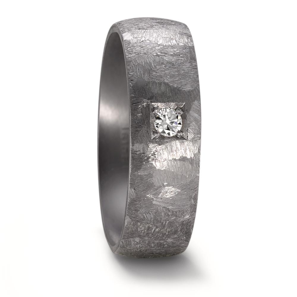 Partnerring Dieser Tantalring mit funkelndem Diamanten ist perfekt für Puristen, die das Wesentliche schätzen. Mit einer Breite von 7 mm setzt er ein markantes Statement für die Liebe. Tantal, das äusserst seltene und robuste Metall, schmilzt erst bei 3.000 °C und verleiht dem Ring ein ansprechendes Tragegefühl und ästhetische Attraktivität. Sein zeitloser Stil macht Ring aus Tantal zu einem eleganten Begleiter für Freundschaft, Partnerschaft oder Ehe. Stark, beständig und kostbar! 59617/023/005/X000