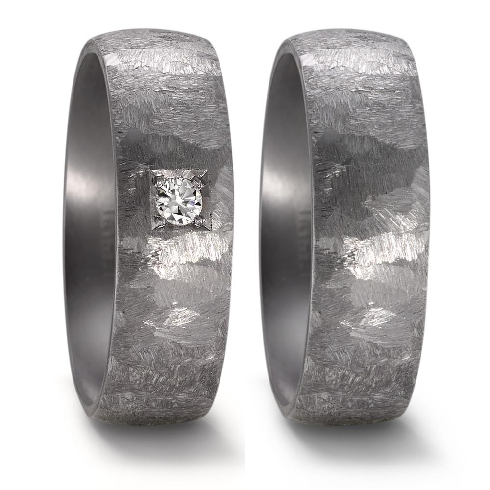 Partnerring Dieser Tantalring mit funkelndem Diamanten ist perfekt für Puristen, die das Wesentliche schätzen. Mit einer Breite von 7 mm setzt er ein markantes Statement für die Liebe. Tantal, das äusserst seltene und robuste Metall, schmilzt erst bei 3.000 °C und verleiht dem Ring ein ansprechendes Tragegefühl und ästhetische Attraktivität. Sein zeitloser Stil macht Ring aus Tantal zu einem eleganten Begleiter für Freundschaft, Partnerschaft oder Ehe. Stark, beständig und kostbar! 