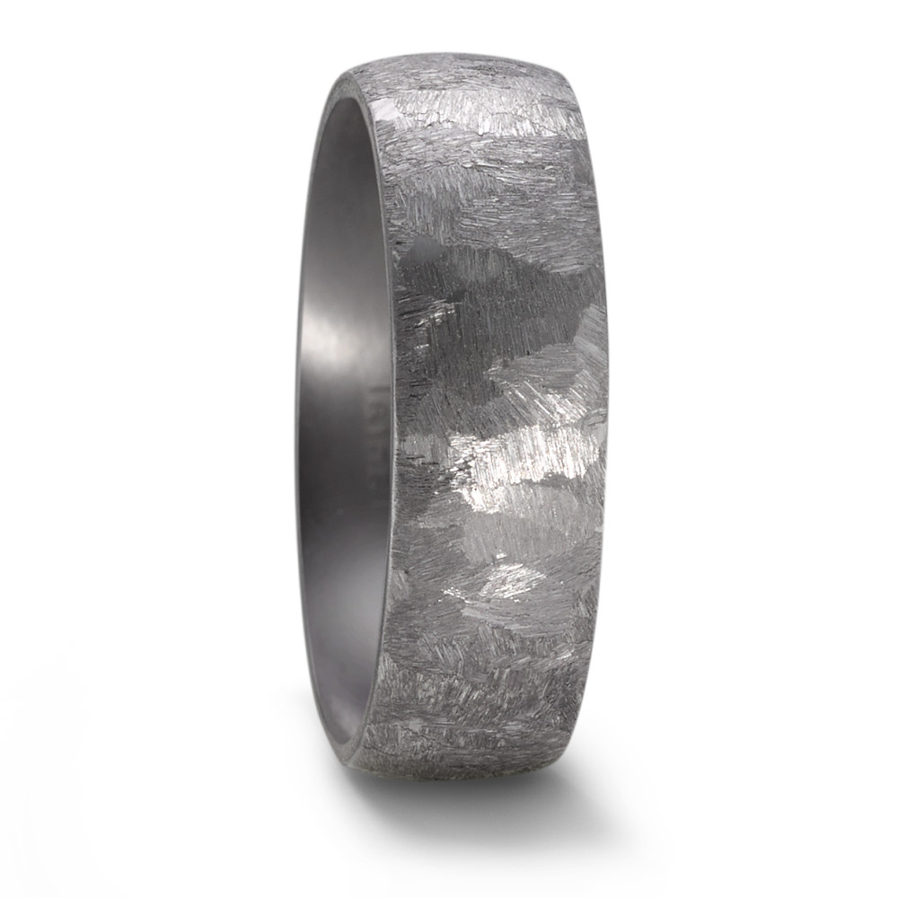 Partnerring Dieser Tantalring von TeNo mit seiner strukturierten Oberfläche ist ideal für Liebhaber schlichter Eleganz. Tantal, ein äußerst seltenes und robustes Metall, schmilzt erst bei 3.000 °C und verleiht dem Ring ein ansprechendes Tragegefühl und ästhetische Attraktivität. Sein zeitloser Stil mit handgearbeitetem Finish macht diesen Tantalring zu einem eleganten Begleiter für Freundschaft, Partnerschaft oder Ehe. Stark, beständig und kostbar! 59617/023/000/X000