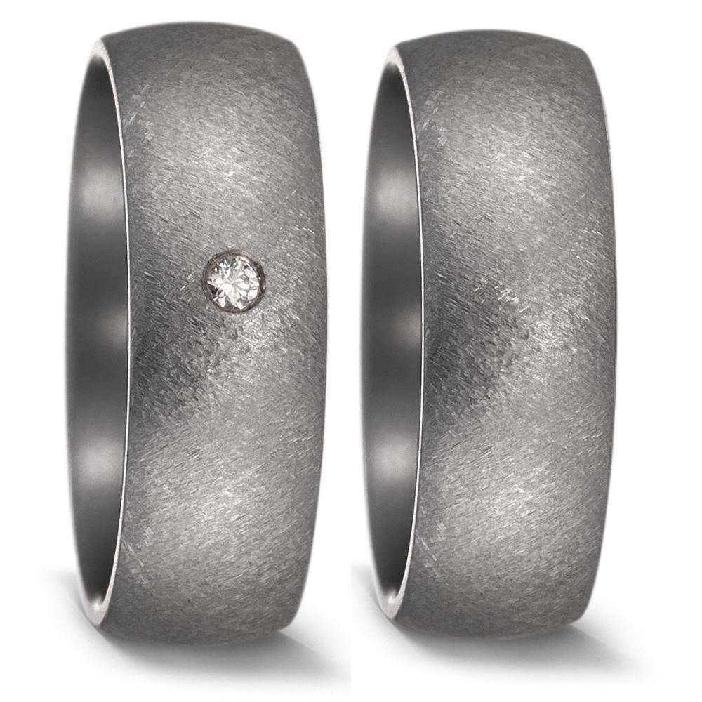 Partnerring Geschaffen für die Ewigkeit – stark, beständig und kostbar! Tantal ist ein äusserst selten vorkommendes, grafitgraues und extrem hartes Metall. Partner- und Trauringe aus Tantal sind ideal für alle Individualisten und kreative Paare, für die Platin und Gold einfach zu gewöhnlich sind. Die dunkleren Tantalringe lassen Diamanten und alle Goldtöne besonders schön strahlen. 