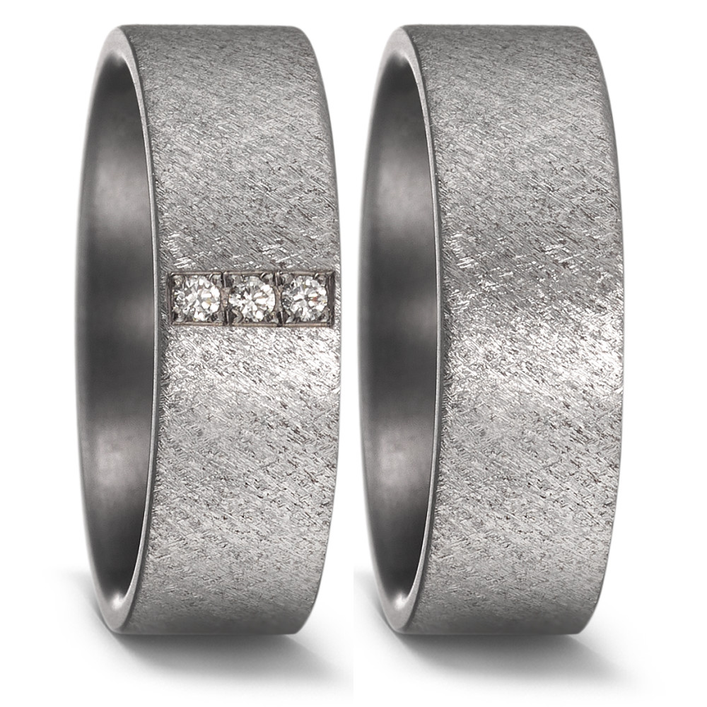 Partnerring Eleganter Damen-Partnerring aus hochwertigem 999er Tantal mit einer matten Oberfläche. Veredelt wird der Ring durch drei funkelnde Diamanten, die für zeitlose Schönheit und stilvolle Eleganz stehen. Perfekt als Ausdruck Ihrer Liebe und Verbundenheit.
