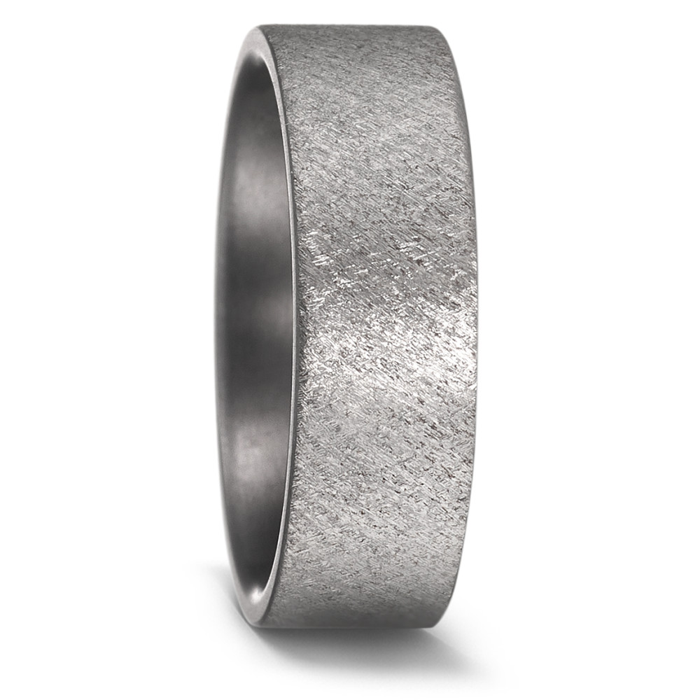 Partnerring Geschaffen für die Ewigkeit – stark, beständig und kostbar! Tantal ist ein äusserst selten vorkommendes, grafitgraues und extrem hartes Metall. Partner- und Trauringe aus Tantal sind ideal für alle Individualisten und kreative Paare, für die Platin und Gold einfach zu gewöhnlich sind. Die dunkleren Tantalringe lassen Diamanten und alle Goldtöne besonders schön strahlen. 59649/005/000/X000