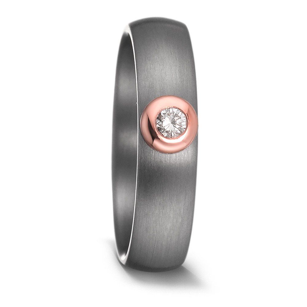 Partnerring Geschaffen für die Ewigkeit – stark, beständig und kostbar! Tantal ist ein äusserst selten vorkommendes, grafitgraues und extrem hartes Metall. Partner- und Trauringe aus Tantal sind ideal für alle Individualisten und kreative Paare, für die Platin und Gold einfach zu gewöhnlich sind. Die dunkleren Tantalringe lassen Diamanten und alle Goldtöne besonders schön strahlen. 59640/003/010/X703