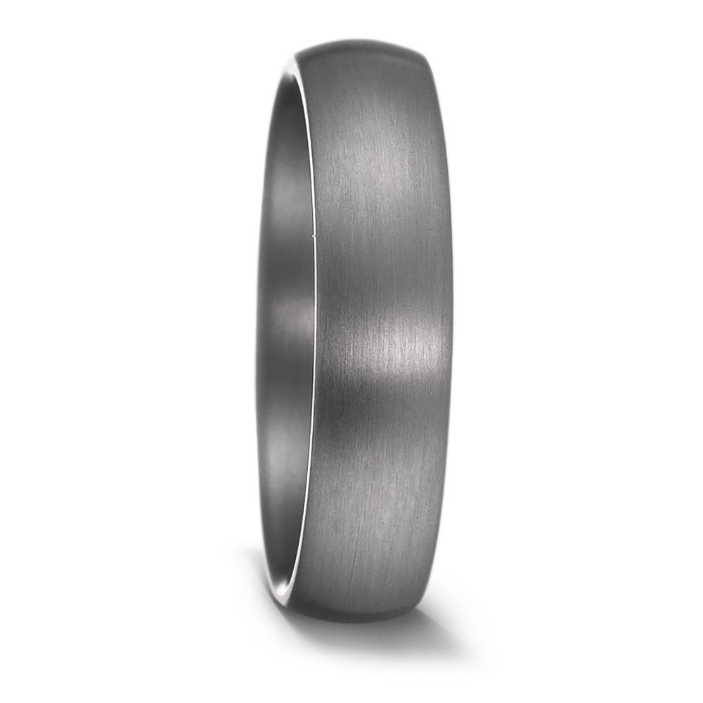 Partnerring Geschaffen für die Ewigkeit – stark, beständig und kostbar! Tantal ist ein äusserst selten vorkommendes, grafitgraues und extrem hartes Metall. Partner- und Trauringe aus Tantal sind ideal für alle Individualisten und kreative Paare, für die Platin und Gold einfach zu gewöhnlich sind. Die dunkleren Tantalringe lassen Diamanten und alle Goldtöne besonders schön strahlen. 59640/003/000/X000