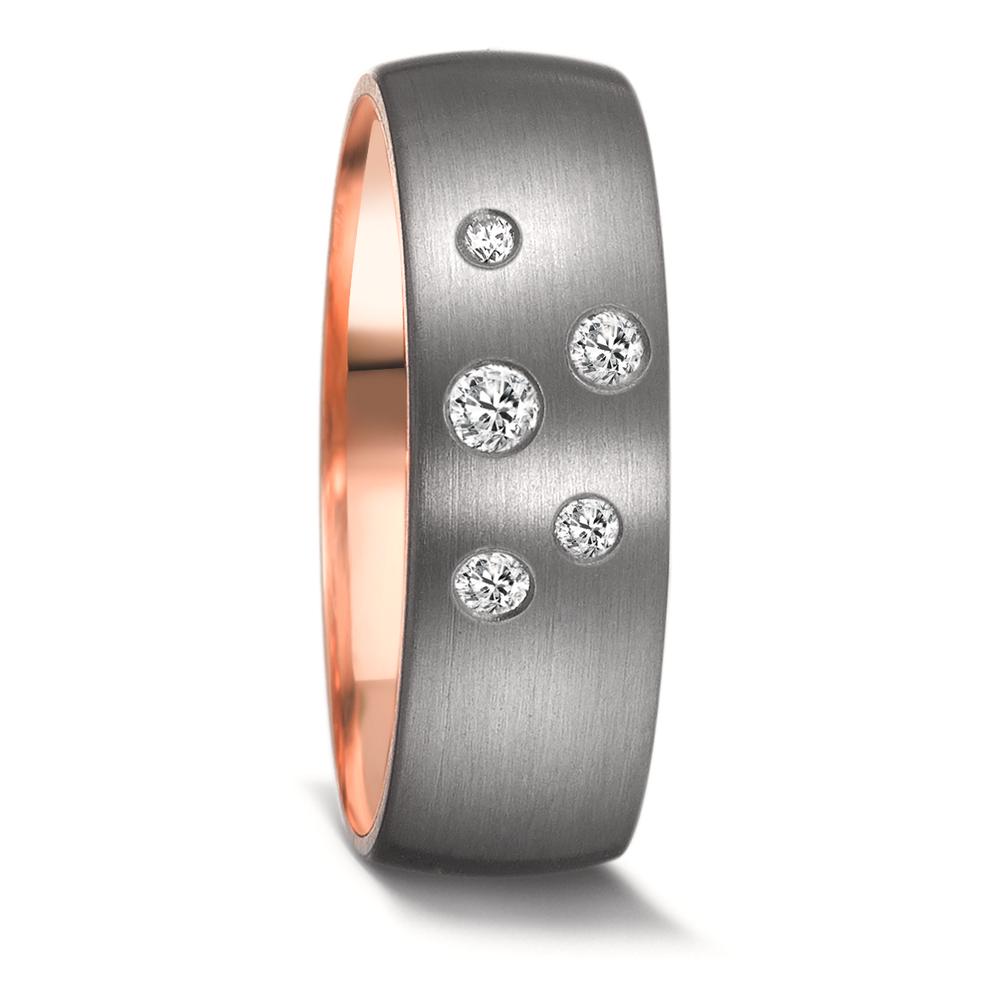 Partnerring Dieser handgefertigte Tantal-Ehering mit Roségold aus der TeNo Avantgarde Kollektion verbindet auf elegante Weise edles Roségold und robustes Tantal. Der Ring ist mit fünf funkelnden Diamanten besetzt und bietet ein angenehmes haptisches Erlebnis. Zudem ist er zu 100 % hautfreundlich. Die Kombination aus dem mystisch dunklen Tantal und dem warmen Roségold verleiht dem Ring einen faszinierenden Reiz, der bei Frauen und Männern gleichermaßen beliebt ist. 59635/003/014/X545