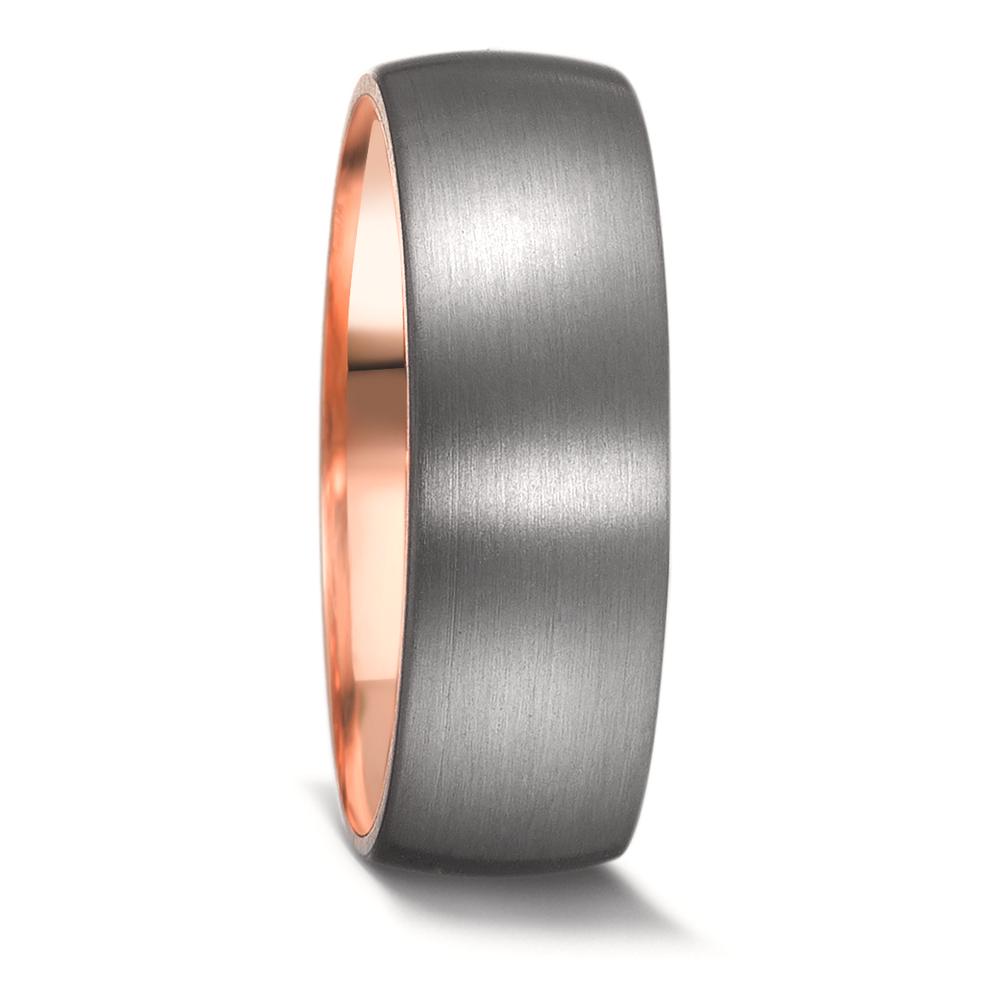 Partnerring Dieser handgefertigte TeNo Tantalring mit 14 Karat Roségold besticht durch seine markante Breite von 7 mm und edle, mattierte Oberfläche. Die Kombination aus dem robusten Tantal und dem eleganten Roségold verleiht dem Ring einen faszinierenden Reiz. Mit seiner hautfreundlichen Eigenschaft und dem ansprechenden haptischen Erlebnis wird er zum langlebigen Begleiter in Freundschaft, Beziehung oder den Bund fürs Leben. Designed und hergestellt in Deutschland. 59635/003/000/X545