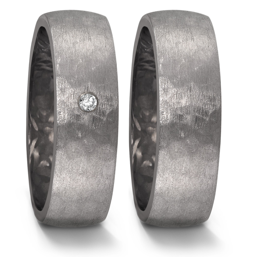 Partnerring Moderner Damen-Partnerring aus edlem Tantal mit einer eleganten Carbon-Innenseite. Ein funkelnder Diamant setzt einen dezenten Akzent und verleiht dem Ring zeitlose Schönheit. Perfekt für besondere Momente und als Symbol für Verbundenheit. 52566/013/003/XN62