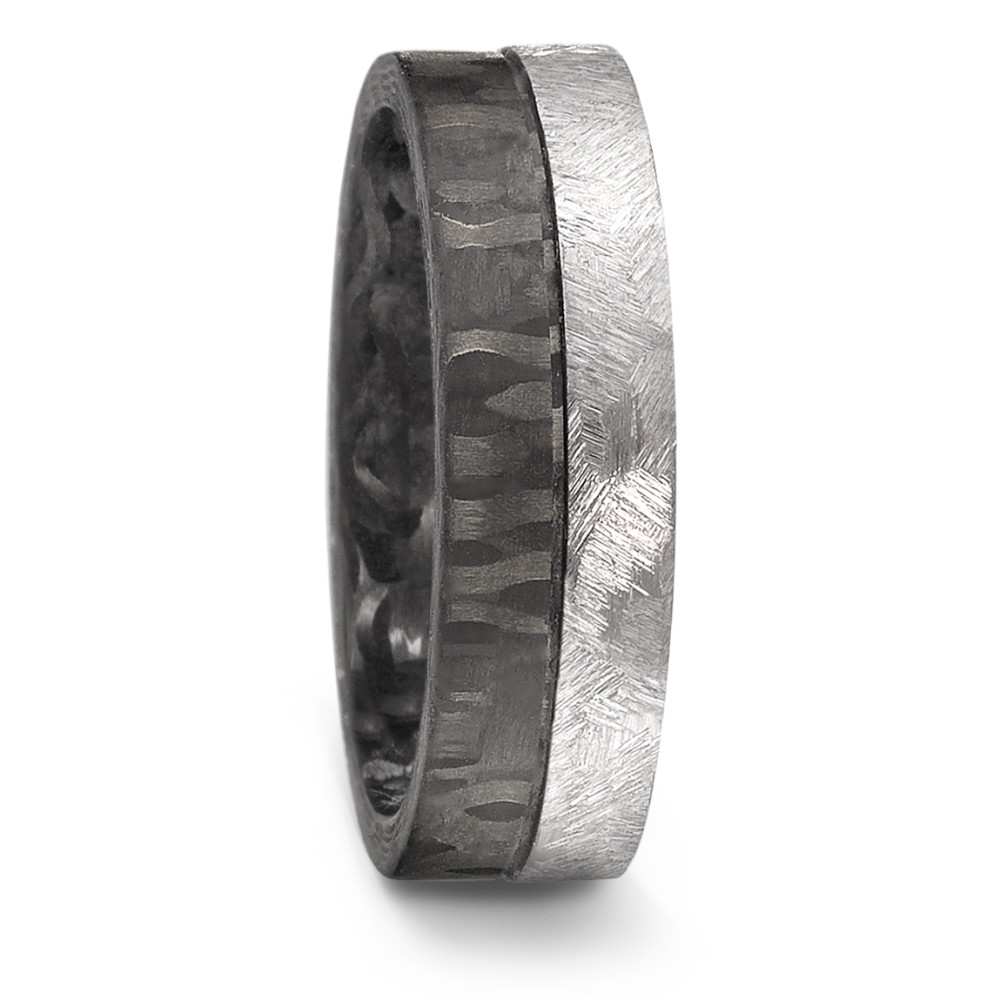 Partnerring Dieser TeNo Design Ring, gefertigt in deutscher Manufaktur, kombiniert Tantal mit schwarzem Carbon zu einer kraftvollen und einzigartigen Fusion. Partner- und Trauringe aus Tantal sind die perfekte Wahl für Menschen, die das Besondere und Nicht-Alltägliche suchen. Tantal symbolisiert Beständigkeit und Kostbarkeit - stark, dauerhaft und für die Ewigkeit geschaffen!  52567/023/000/NX00