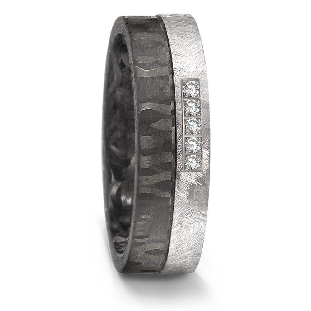 Partnerring Dieser TeNo Design Ring, gefertigt in deutscher Manufaktur, kombiniert Tantal mit schwarzem Carbon und funkelnden Diamanten zu einer kraftvollen und einzigartigen Fusion. Partner- und Trauringe aus Tantal sind die perfekte Wahl für Menschen, die das Besondere und Nicht-Alltägliche suchen. Tantal symbolisiert Beständigkeit und Kostbarkeit - stark, dauerhaft und für die Ewigkeit geschaffen! 52567/023/005/NX00