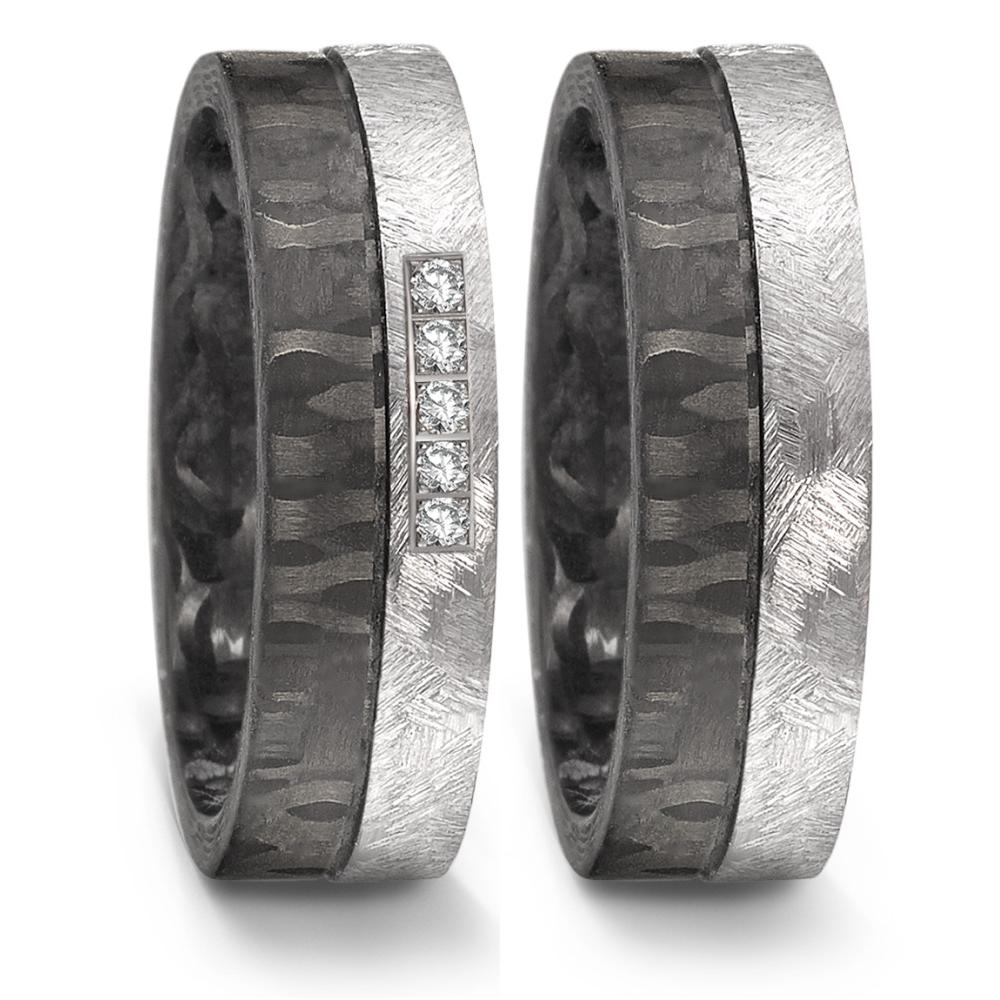 Partnerring Moderner Damen-Partnerring aus 999er Tantal und Carbon. Das edle Design wird durch fünf funkelnde Diamanten veredelt. Ein außergewöhnliches Schmuckstück, das Leidenschaft und Stil perfekt vereint. Ideal als Symbol für Ihre Verbundenheit. 52567/023/005/NX00