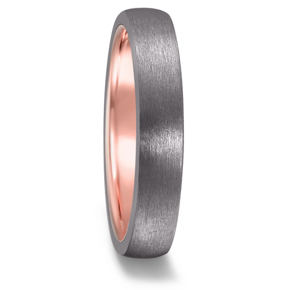 Partnerring Diese einzigartigen Eheringe aus Tantal mit Roségold werden in deutscher Manufaktur handgefertigt. Die Ringschiene besteht innen aus edlem Roségold und aussen aus robustem Tantal. Der Damenring ist zusätzlich mit funkelnden Diamanten besetzt. Tantal mit seinem echten Seltenheitswert ist sehr robust und zu 100 % hautfreundlich. Der mystisch dunkle Tantal-Ton entfaltet zusammen mit Roségold einen faszinierenden Reiz und erfreut sich sowohl bei Frauen als auch bei Männern grosser Beliebtheit. 52568/013/000/X503