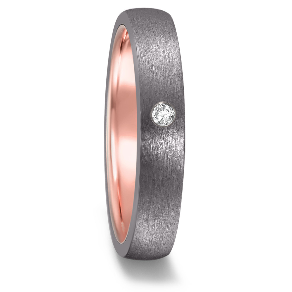 Partnerring Diese besonderen Eheringe aus Tantal mit Roségold aus der TeNo Avantgarde Kollektion werden in deutscher Manufaktur von Hand gefertigt. Die Ringschiene besteht innen aus edlem Roségold und außen aus robustem Tantal. Der Damenring ist zusätzlich mit funkelnden Diamanten besetzt. Tantal hat echten Seltenheitswert und ist äußerst robust und 100 % hautfreundlich. Die mystisch dunkle Tantal-Farbe entfaltet zusammen mit Roségold einen faszinierenden Reiz und ist sowohl bei Frauen wie auch bei Männer sehr beliebt. 52568/013/003/X503