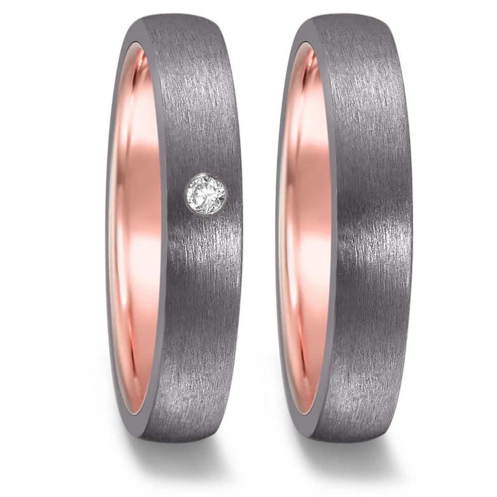 Partnerring Eleganter Damen-Partnerring aus hochwertigem 999 Tantal mit einer edlen Innenbeschichtung aus 585 Rotgold. Verziert mit einem funkelnden Diamanten, der dem Ring einen dezenten und zeitlosen Glanz verleiht. Perfekt für besondere Momente und als Symbol der Verbundenheit. 52568/013/003/X503