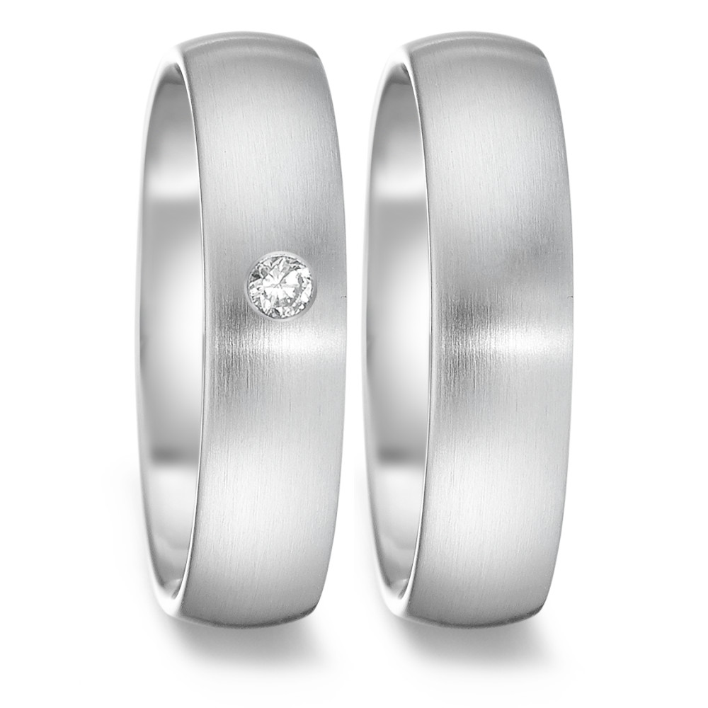 Partnerring Eleganter Damen-Partnerring aus hochwertigem Edelstahl mit mattem Finish. Der Ring ist mit einem funkelnden Diamanten besetzt, der dem Schmuckstück zeitlose Eleganz verleiht. Ideal als Symbol für Liebe und Verbundenheit – robust, stilvoll und modern. 069.6214.XX