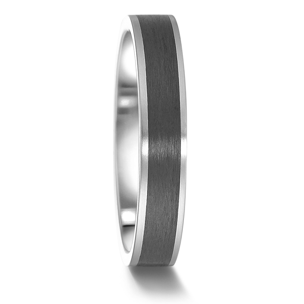 Partnerring Dieser moderne Partner- und Trauring von TeNo Design verkörpert Stärke und Beständigkeit in jeder Beziehung. Er vereint antiallergenen Edelstahl und ultraleichtes Carbon in einer einzigartigen Verbindung. Hergestellt in einer deutschen Manufaktur, bietet der Ring beste Trageeigenschaften dank seiner gewölbten Ringschiene mit Comfort Fit. Er symbolisiert Langlebigkeit, Robustheit und zeitgemässe Eleganz. 063.6100.XX