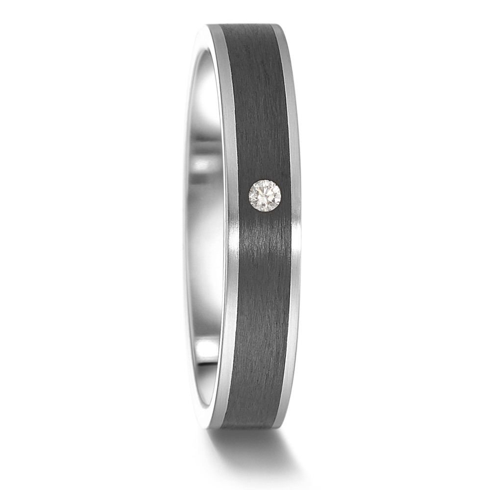 Partnerring Dieser Partner- und Trauring von TeNo Design verkörpert Stärke und Beständigkeit, die an das Fundament jeder Beziehung erinnert. Er vereint Edelstahl, Carbon und einen funkelnden Diamanten in einer einzigartigen Verbindung. Die moderne Kombination verleiht dem Ring unglaubliche Robustheit, während Edelstahl für Langlebigkeit und Haltbarkeit steht und Carbon Leichtigkeit und Modernität symbolisiert.
 063.6112.XX