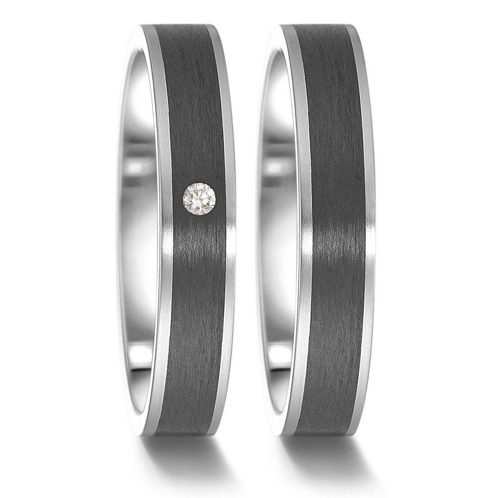 Partnerring Dieser Partner- und Trauring von TeNo Design verkörpert Stärke und Beständigkeit, die an das Fundament jeder Beziehung erinnert. Er vereint Edelstahl, Carbon und einen funkelnden Diamanten in einer einzigartigen Verbindung. Die moderne Kombination verleiht dem Ring unglaubliche Robustheit, während Edelstahl für Langlebigkeit und Haltbarkeit steht und Carbon Leichtigkeit und Modernität symbolisiert.
 063.6112.XX