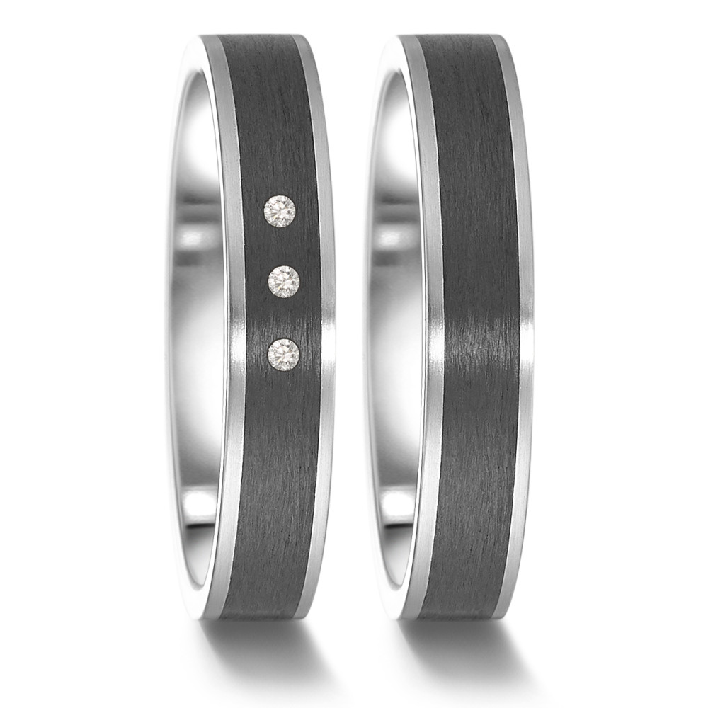 Partnerring Dieser TeNo Partner- und Ehering aus Edelstahl, Carbon und drei funkelnden Diamanten symbolisiert die Verbundenheit und Liebe zwischen zwei Menschen und verkörpert Stärke und Beständigkeit, die an das Fundament jeder Beziehung erinnern. Hergestellt in deutscher Manufaktur ist er beliebt als Trauring oder als Symbol der Partnerschaft. Dieser Ring begeistert mit seinem zeitlosen Design und aussergewöhnlicher Qualität. 063.61S01.XX