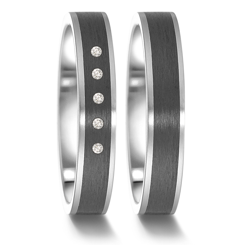 Partnerring Moderner Damen Partnerring aus hochwertigem Edelstahl mit edlem Carbon-Inlay. Verziert durch fünf funkelnde Diamanten, die für zeitlose Eleganz sorgen. Perfekt als Symbol für Liebe und Verbundenheit – robust, stilvoll und einzigartig. 063.61S02.XX