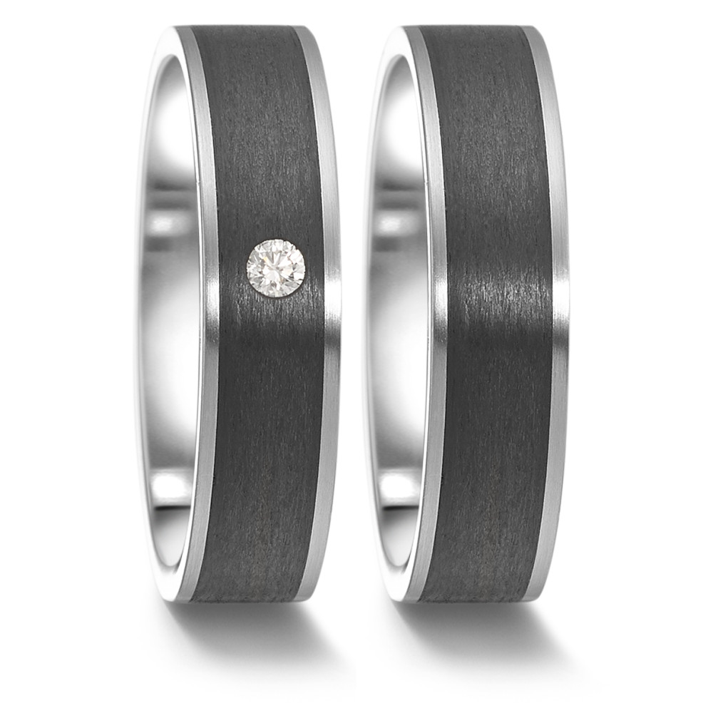 Partnerring Dieser exklusive Partner- und Trauring von TeNo Design verkörpert Stärke und Beständigkeit, die das Fundament jeder Beziehung unterstreichen. Die einzigartige Verbindung von Edelstahl, einem funkelnden Diamanten und handgewickeltes Carbon verleiht dem Ring enorme Robustheit. Hergestellt in deutscher Manufaktur symbolisiert dieser Ring Langlebigkeit, Robustheit und zeitgemässe Eleganz.
 063.6314.XX