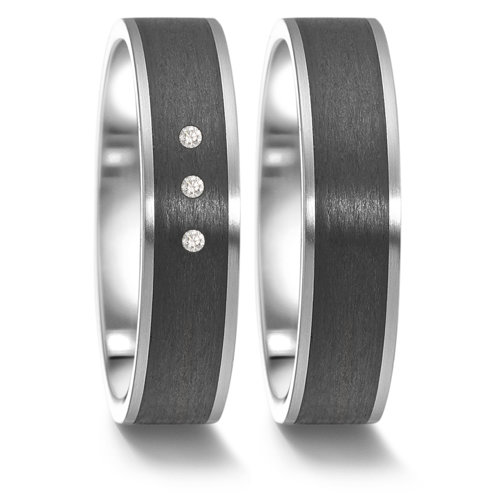 Partnerring Eleganter Damen-Partnerring aus robustem Edelstahl mit edlem Carbon-Inlay. Veredelt wird das Design durch drei funkelnde Diamanten, die dem Ring zeitlose Eleganz und einen besonderen Glanz verleihen. Perfekt für stilbewusste Paare, die Qualität und Design schätzen. 063.63S01.XX