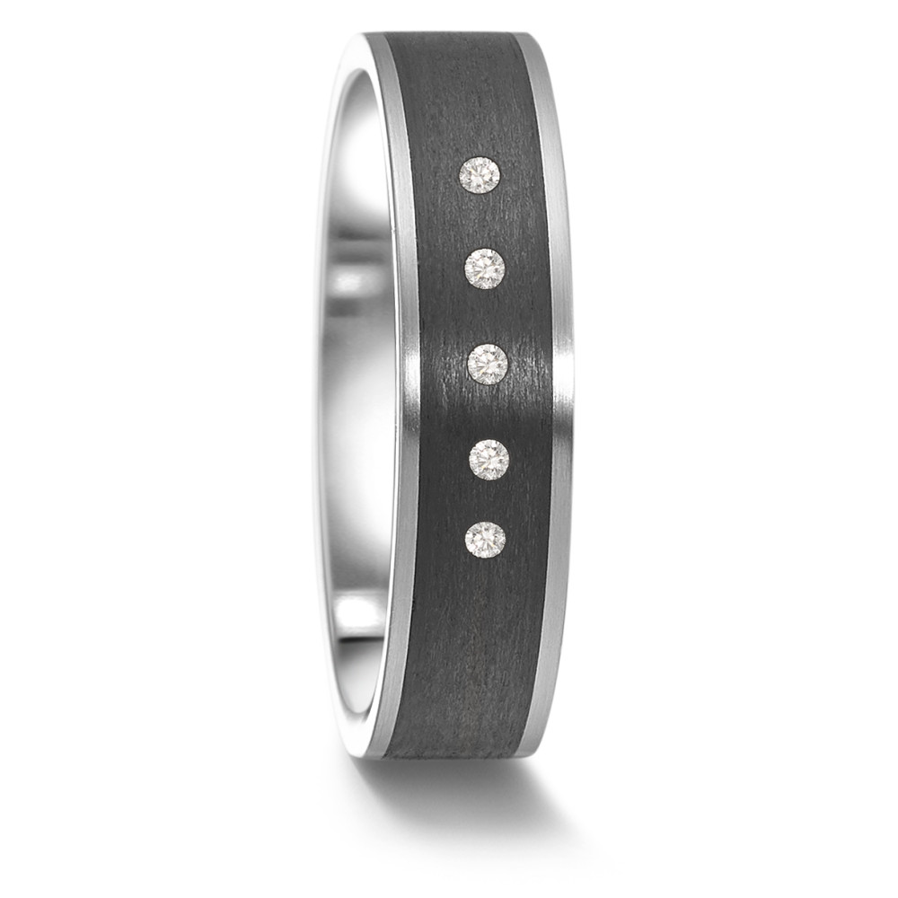 Partnerring Dieser Partnerring ist ein zeitloses Symbol der Verbundenheit. Mit grösster Sorgfalt wird er gefertigt aus antiallergenem Edelstahl, ultraleichtem Carbon und Diamanten im Brillantschliff. Er repräsentiert die Stärke und Beständigkeit, die in jeder Beziehung von Bedeutung sind, sei es Freundschaft, Partnerschaft oder Ehe. Entworfen von TeNo Design und hergestellt in einer deutschen Trauringmanufaktur. 063.63S02.XX