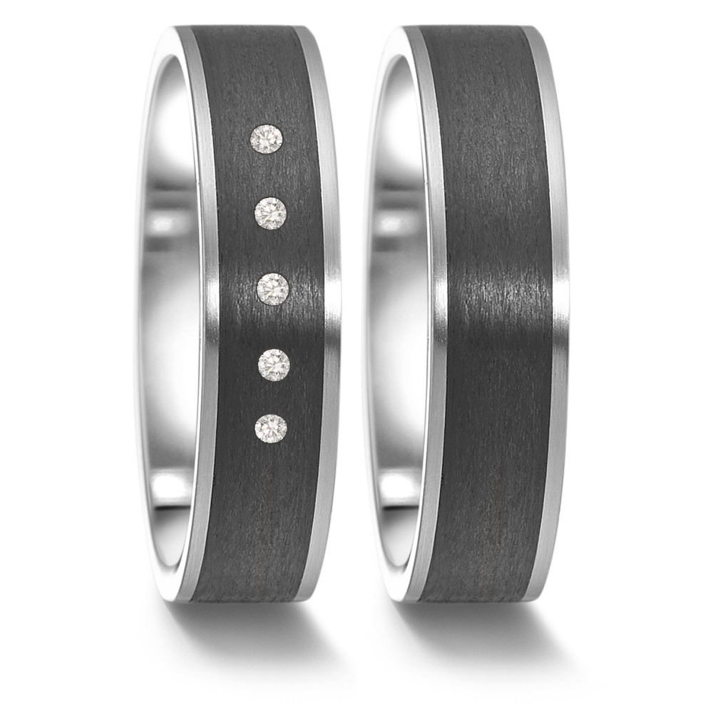 Partnerring Moderner Damen-Partnerring aus hochwertigem Edelstahl und elegantem Carbon. Fünf funkelnde Diamanten verleihen diesem Ring besonderen Glanz. Perfekt für Paare, die zeitlose Eleganz und individuelle Designs lieben. Robust, stilvoll und ein Symbol für Verbundenheit. 063.63S02.XX
