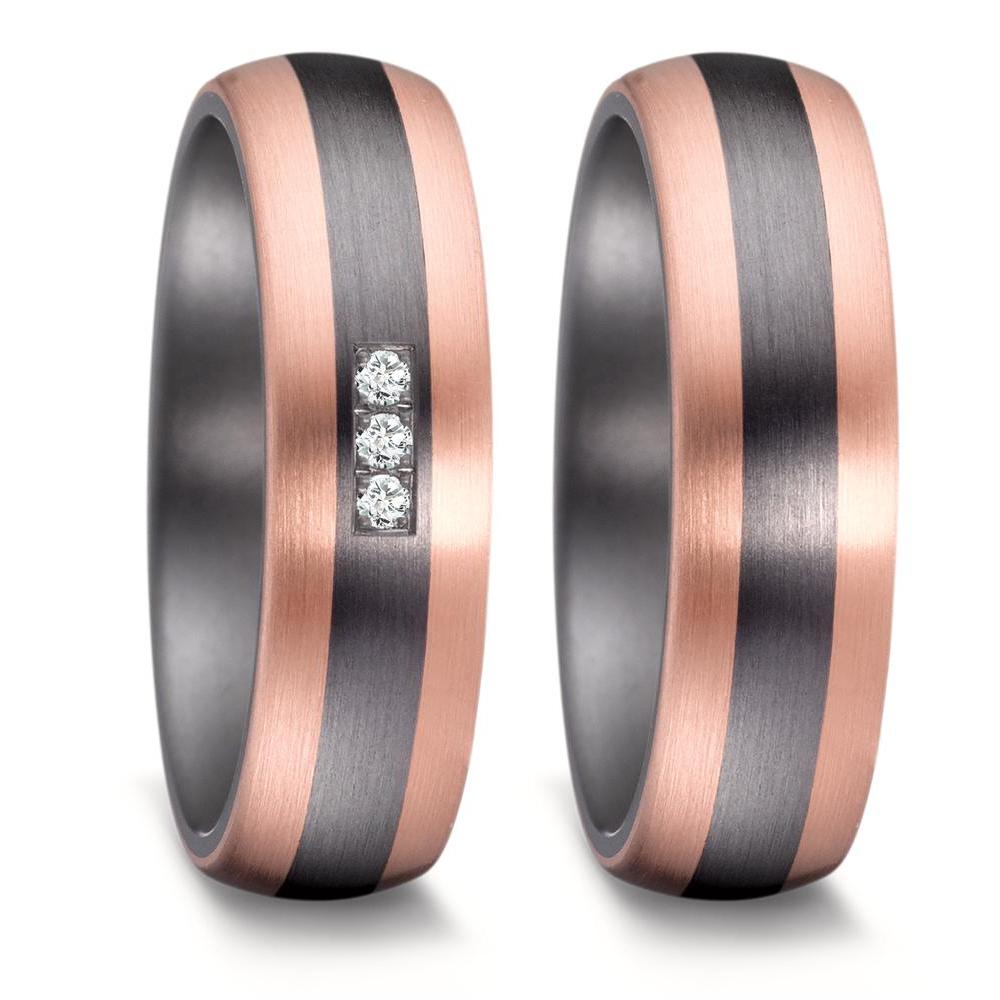 Partnerring Eleganter Damen-Partnerring aus robustem Tantal mit einem edlen Roségoldrand. In der Mitte verläuft ein markanter, dunkler Streifen, der von drei funkelnden Diamanten akzentuiert wird. Perfekt für moderne, stilbewusste Frauen, die zeitlose Qualität schätzen.