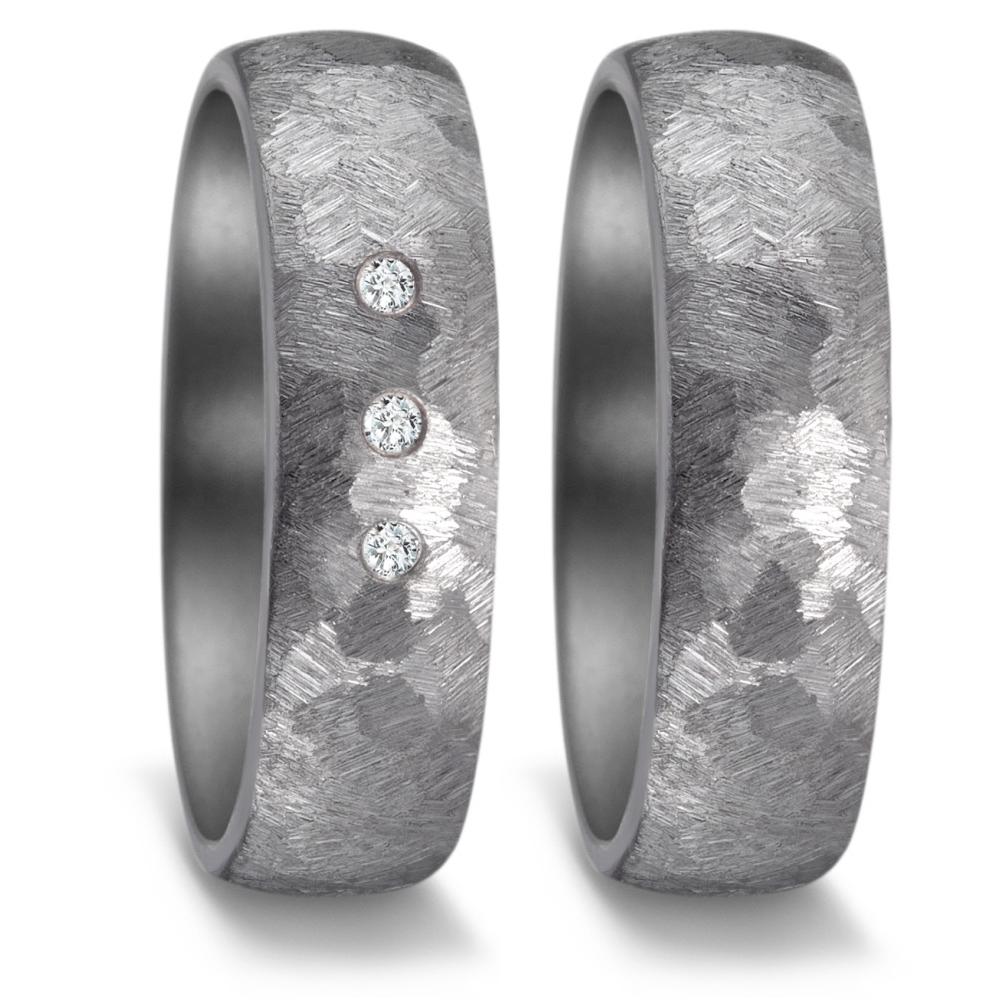 Partnerring Eleganter Damen-Partnerring aus hochwertigem 999 Tantal mit einzigartiger, strukturierter Oberfläche. Drei funkelnde Diamanten veredeln das Design und sorgen für zeitlose Schönheit. Perfekt für besondere Momente und symbolische Verbindungen. Ein exklusives Schmuckstück.