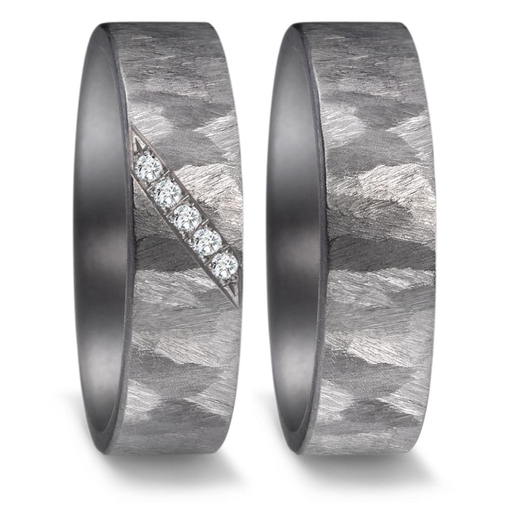 Partnerring Edler Damen-Partnerring aus 999er Tantal mit einzigartiger, strukturierter Oberfläche. Verziert mit fünf funkelnden Diamanten, die dem Ring eine elegante und zeitlose Ausstrahlung verleihen. Perfekt für besondere Momente und als Symbol der Verbundenheit.