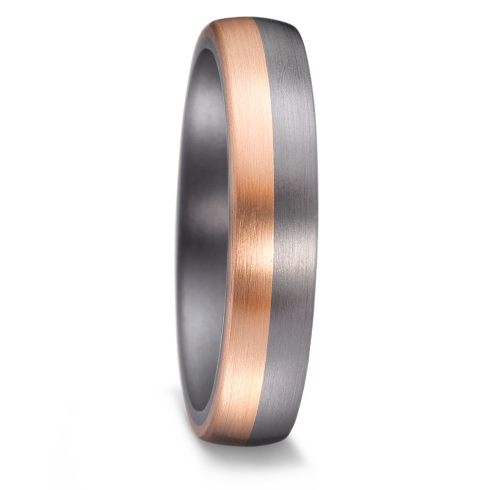 Partnerring Diese modernen und zeitlosen Trauringe & Eheringe aus Tantal mit Roségold aus der TeNo Avantgarde Kollektion werden in deutscher Manufaktur von Hand gefertigt. Der passende Damenring ist zusätzlich mit Diamanten besetzt. Tantal hat echten Seltenheitswert, es ist äußerst robust und schmilzt erst bei 3.000 °C. Die mystisch dunkle Tantal-Farbe entfaltet zusammen mit Roségold einen faszinierenden Reiz und ist sowohl bei Frauen wie auch bei Männer sehr beliebt. 59642/003/000/X545