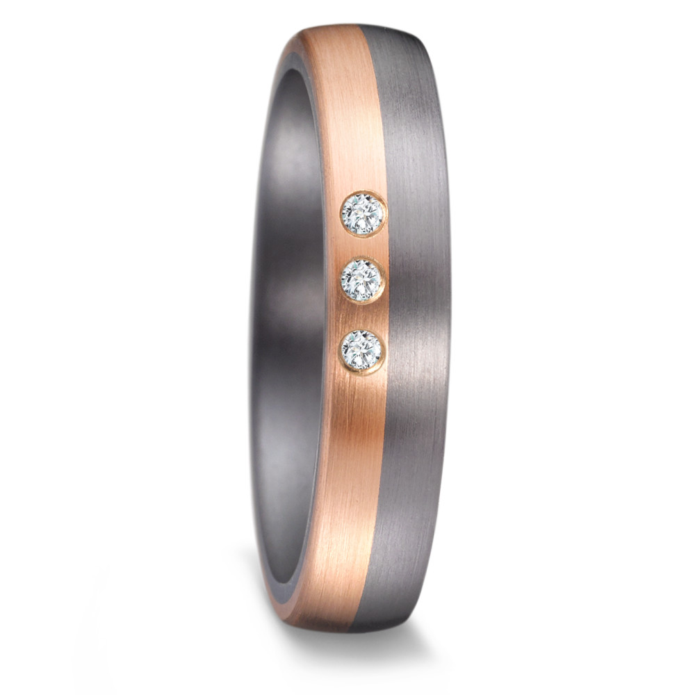 Partnerring Diese modernen und zeitlosen Trauringe & Eheringe aus Tantal mit Roségold aus der TeNo Avantgarde Kollektion werden in deutscher Manufaktur von Hand gefertigt. Der passende Damenring ist zusätzlich mit Diamanten besetzt. Tantal hat echten Seltenheitswert, es ist äußerst robust und schmilzt erst bei 3.000 °C. Die mystisch dunkle Tantal-Farbe entfaltet zusammen mit Roségold einen faszinierenden Reiz und ist sowohl bei Frauen wie auch bei Männer sehr beliebt. 59642/003/003/X545