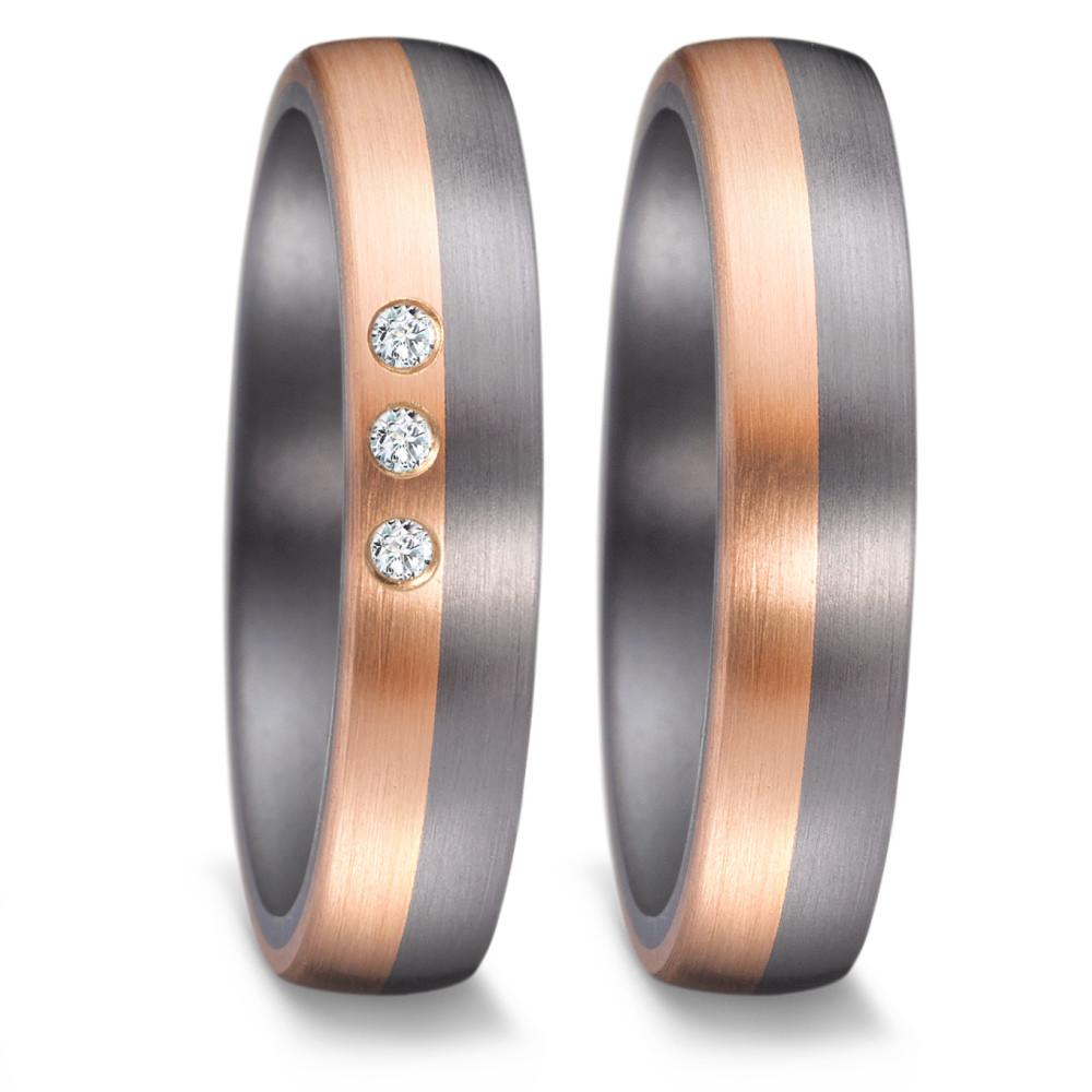Partnerring Eleganter Damen-Partnerring aus robustem Tantal mit einem edlen Streifen in warmem Roségold. Drei funkelnde Diamanten setzen glanzvolle Akzente und verleihen dem Ring eine zeitlose Schönheit – perfekt für symbolische Momente voller Liebe und Verbundenheit.