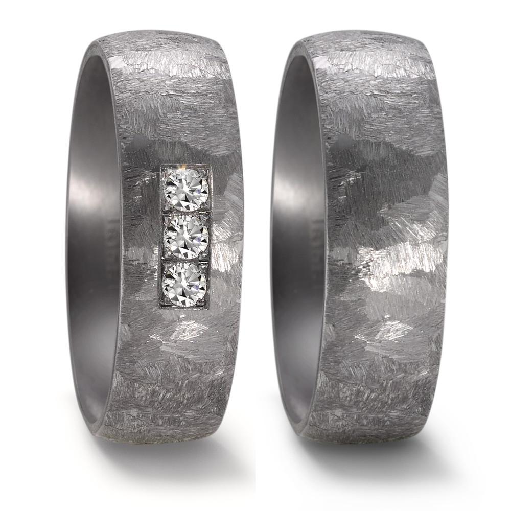 Partnerring Eleganter Damen-Partnerring aus 999er Tantal mit drei funkelnden Diamanten. Das markante, strukturierte Design macht diesen Ring zu einem einzigartigen Symbol der Verbundenheit und Liebe. Perfekt für besondere Momente und ein edler Begleiter im Alltag.