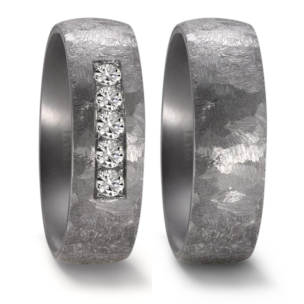 Partnerring Geschaffen für die Ewigkeit – stark, beständig und kostbar! Tantal ist ein äusserst selten vorkommendes, grafitgraues und extrem hartes Metall. Partner- und Trauringe aus Tantal sind ideal für alle Individualisten und kreative Paare, für die Platin und Gold einfach zu gewöhnlich sind. Die dunkleren Tantalringe lassen Diamanten und alle Goldtöne besonders schön strahlen. 