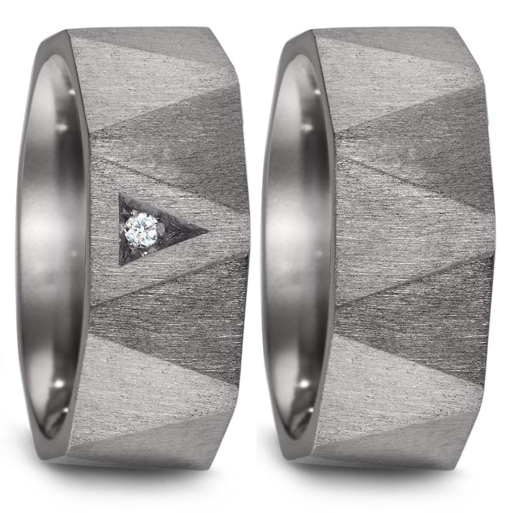 Partnerring Eleganter Damen-Partnerring aus strapazierfähigem Tantal mit markanter, facettierter Oberfläche. Ein funkelnder Diamant in einem dreieckigen Einsatz verleiht dem modernen Design zusätzliche Raffinesse. Perfekt für zeitlose Liebesbekundungen. 52565/008/002/X000