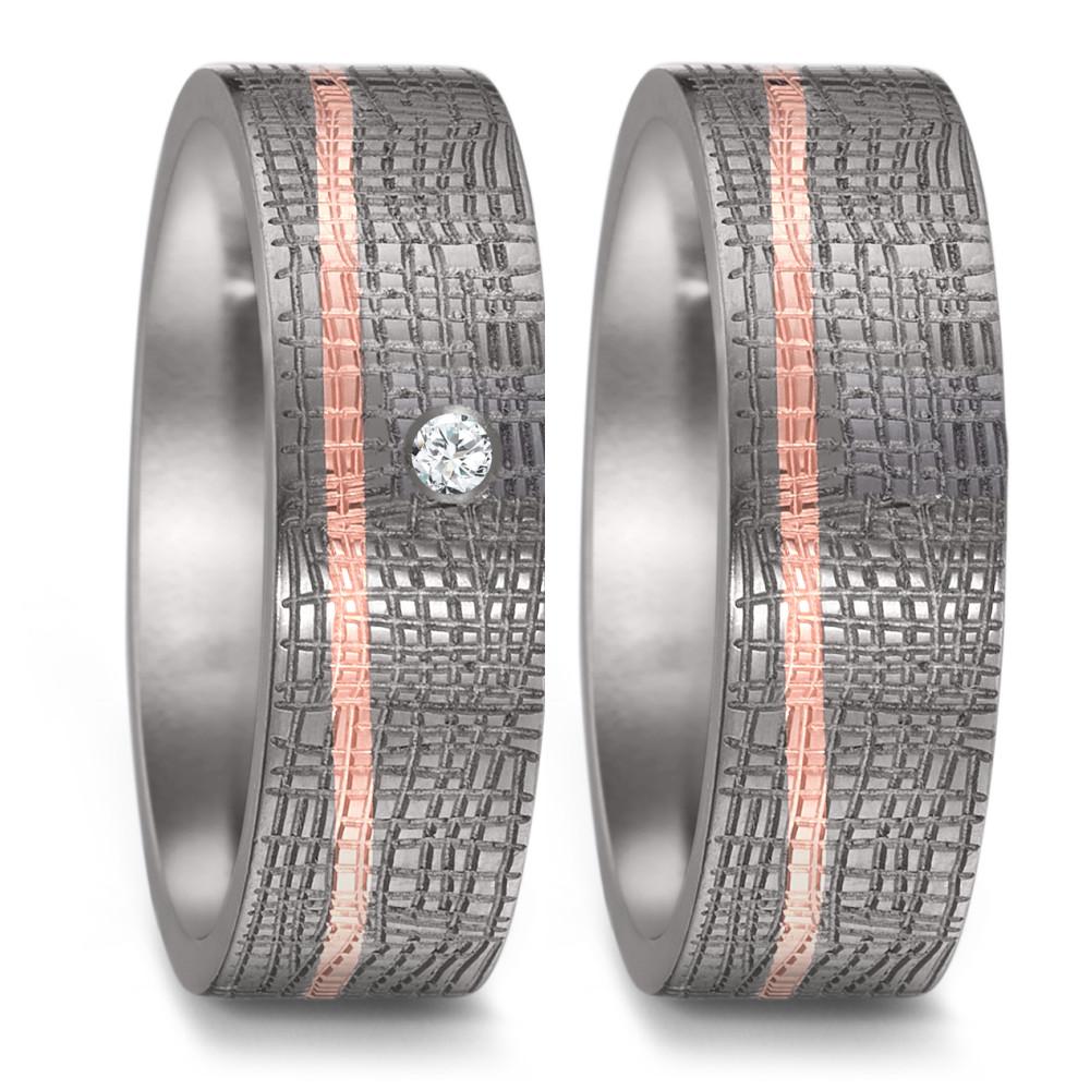 Partnerring Dieser elegante Damen-Partnerring besticht durch die Kombination aus 999 Tantal und einem feinen Einsatz aus 750 Rotgold. Das fein strukturierte Design wird durch einen funkelnden Diamanten akzentuiert, der dem Ring eine zeitlose und edle Note verleiht. Ideal für besondere Momente. 52577/001/002/XR03