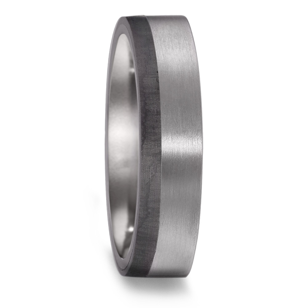 Partnerring Partnerringe symbolisieren die einzigartige Verbindung zweier Herzen. Dieser Partnerring ist aus 999 Tantal gefertigt und veredelt durch einen Streifen aus schwarzem Carbon. Zusammen lassen diese Materialien ein interessantes Farbspiel verschiedener Grautöne entstehen. Das matte Finish des Rings unterstreicht den avantgardistischen Charakter dieses Rings perfekt. Ein Ring, der neben seinen optischen Eigenschaften aber auch durch seine aussergewöhnliche Widerstandsfähigkeit genau die richtige Wahl für Paare ist, die nach dem gewissen Etwas suchen. 52580/001/000/XN62