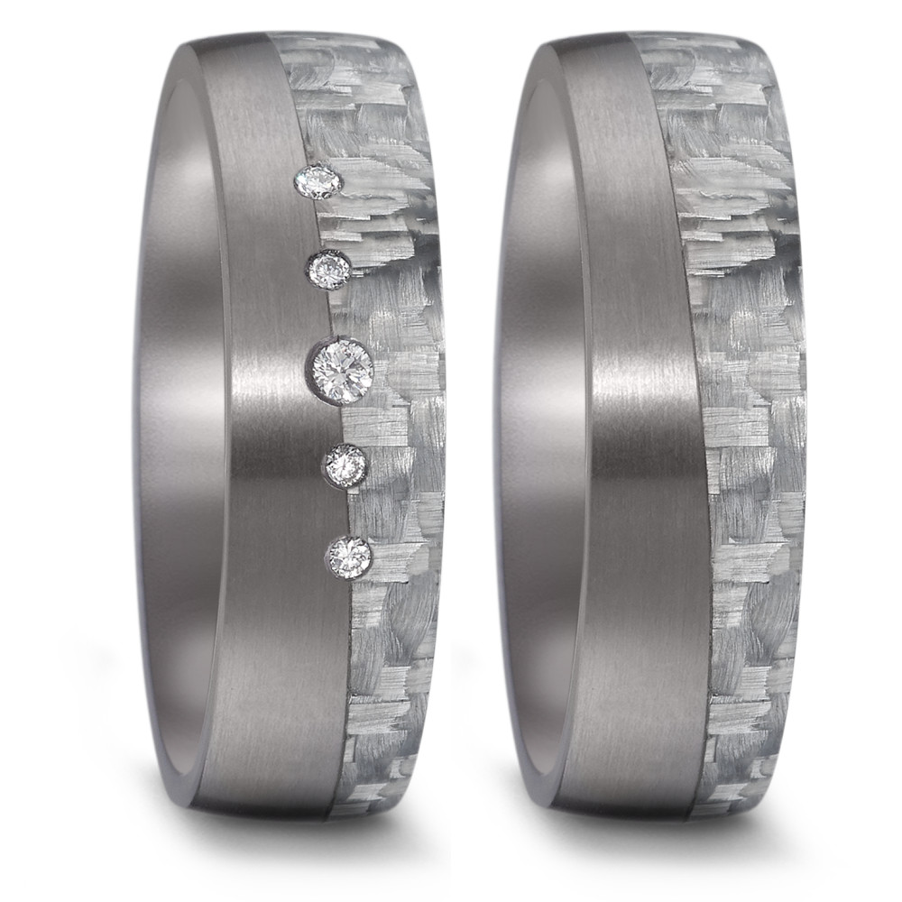 Partnerring Moderner Damen-Partnerring aus robustem Tantal mit edlem Carbon-Inlay. Verziert mit fünf funkelnden Diamanten in unterschiedlicher Größe für einen zeitlosen, eleganten Look. Perfekt für besondere Momente – stilvoll, langlebig und einzigartig. 52578/001/006/XN80