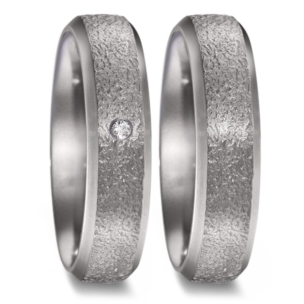 Partnerring Eleganter Damen-Partnerring aus robustem Tantal mit strukturierter Oberfläche. In der Mitte funkelt ein edler Diamant, der dem Ring zeitlose Eleganz und besondere Raffinesse verleiht. Perfekt für besondere Momente und symbolische Verbindungen. 52591/001/002/X000