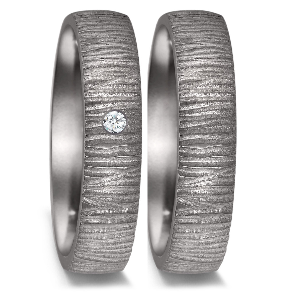 Partnerring Dieser Damen-Partnerring aus hochwertigem Tantal besticht durch seine markante, strukturierte Oberfläche. Ein funkelnder Diamant setzt einen eleganten Akzent und macht den Ring zum perfekten Symbol für ewige Verbundenheit und Stil. Zeitlos und außergewöhnlich zugleich. 52588/001/003/X000