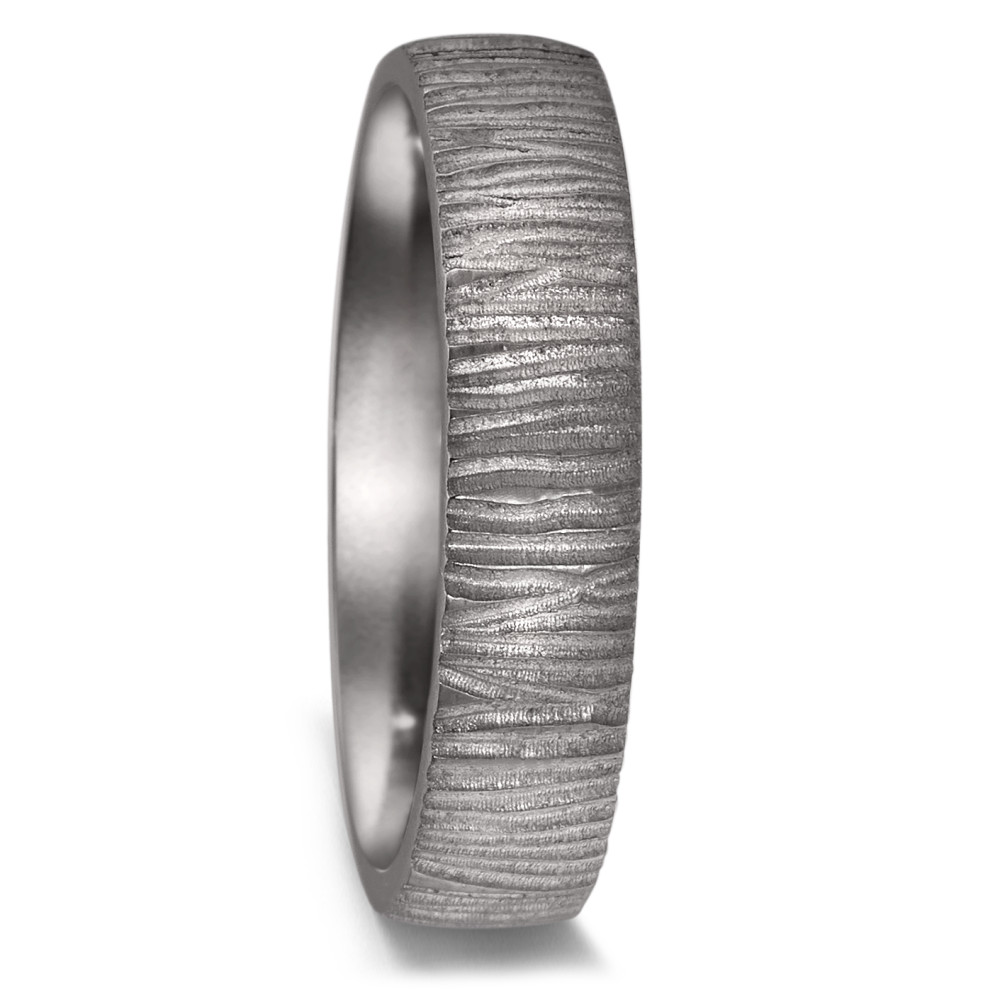 Partnerring Geschaffen für die Ewigkeit – stark, beständig und kostbar! Tantal ist ein äusserst selten vorkommendes, grafitgraues und extrem hartes Metall. Partner- und Trauringe aus Tantal sind ideal für alle Individualisten und kreative Paare, für die Platin und Gold einfach zu gewöhnlich sind. Die dunkleren Tantalringe lassen Diamanten und alle Goldtöne besonders schön strahlen. 52588/001/000/X000